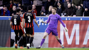 Elias Olafsson jubler efter et reddet straffespark