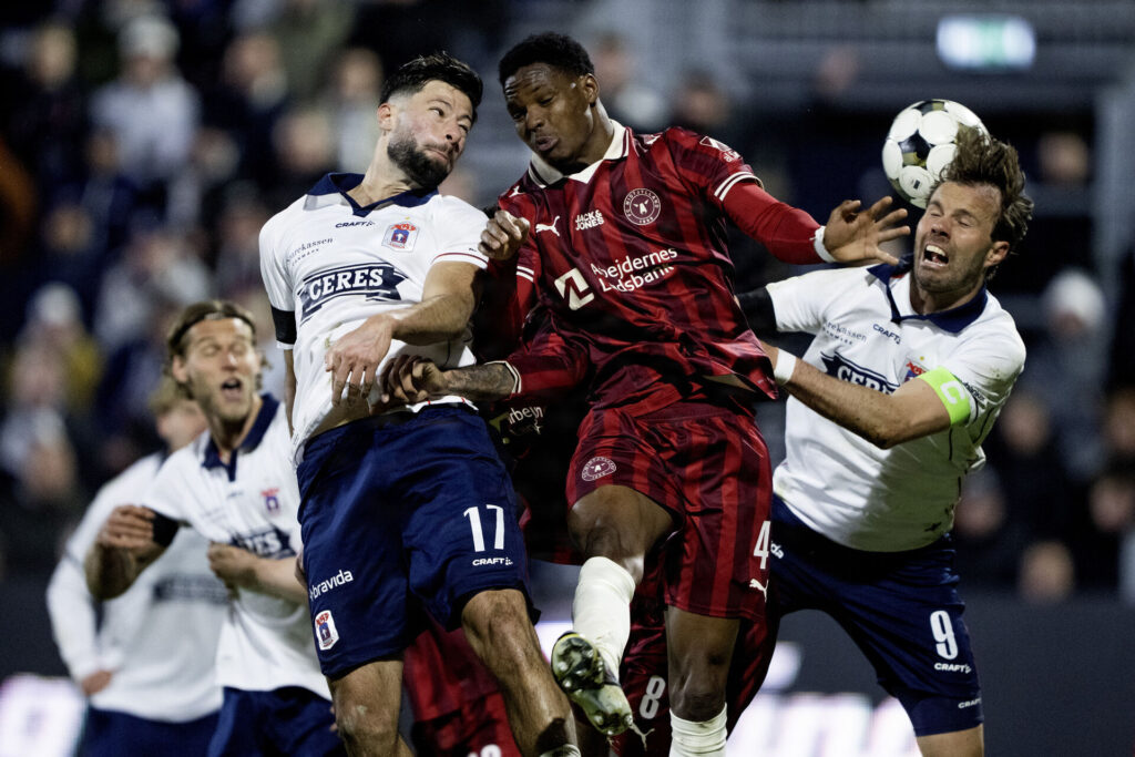 Hovedstødsduel mellem AGF og FC Midtjylland.