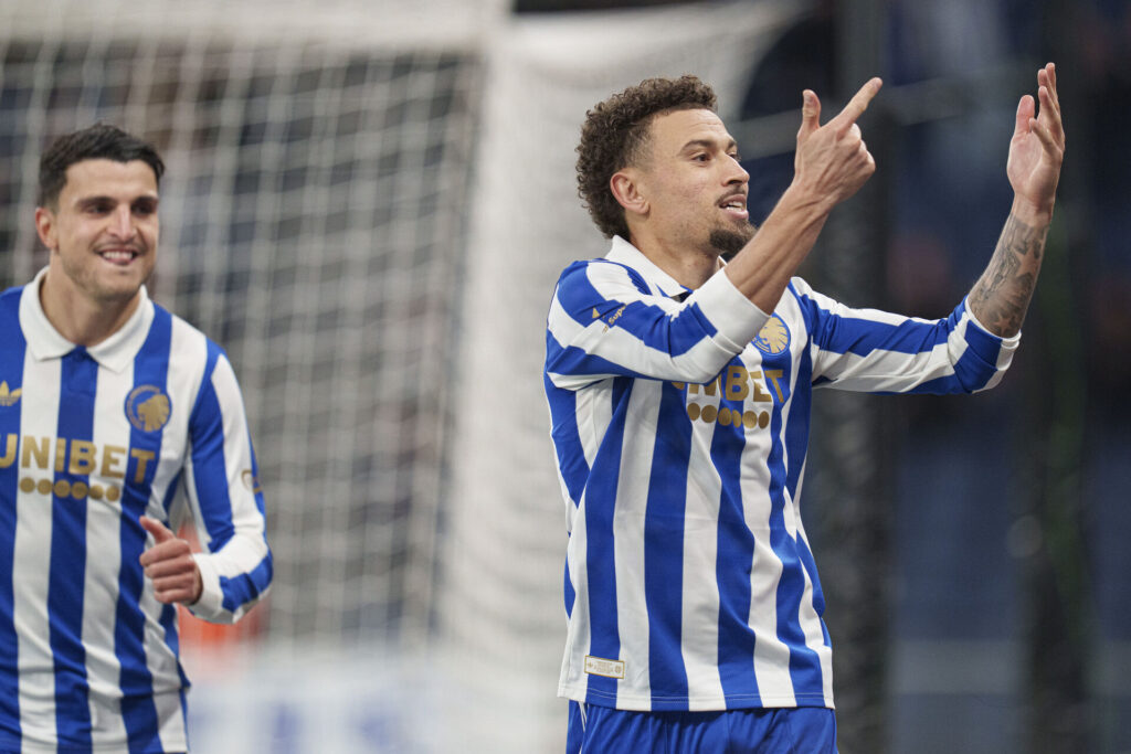 FCK-stjernen Jordan Larsson under en kamp mod Vejle. Mohammed Elyonoussi ses i baggrunden