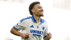 Jordan Larsson med et stort smil i FCK-trøje.