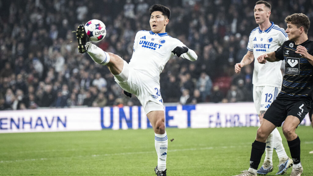 Junnosuke Suzuki tæmmer bolden