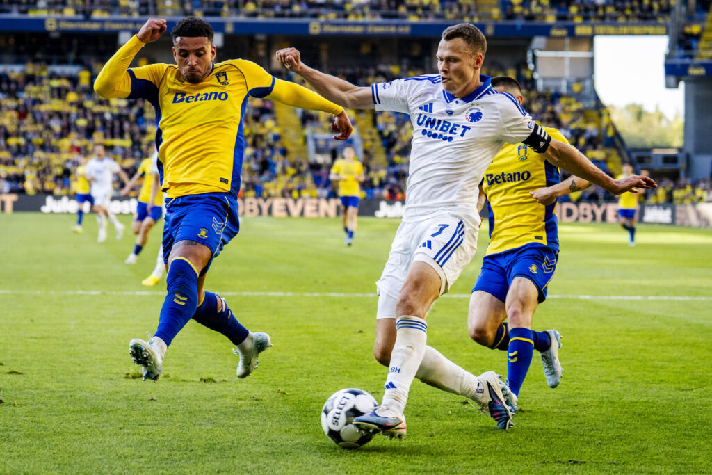 Ben Godfrey i duel med Viktor Claesson.