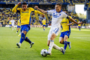 Ben Godfrey i duel med Viktor Claesson.