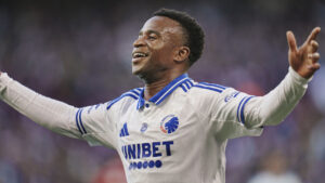 Youssoufa Moukoko fejrer en scoring for FC København