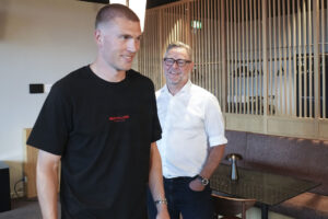 Claus Steinlein kigger og smiler.