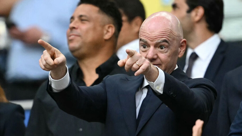 Gianni Infantino peger