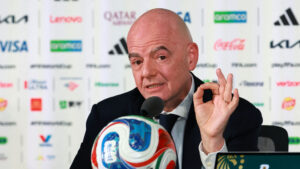 Gianni Infantino besvarer spørgsmål på et pressemøde