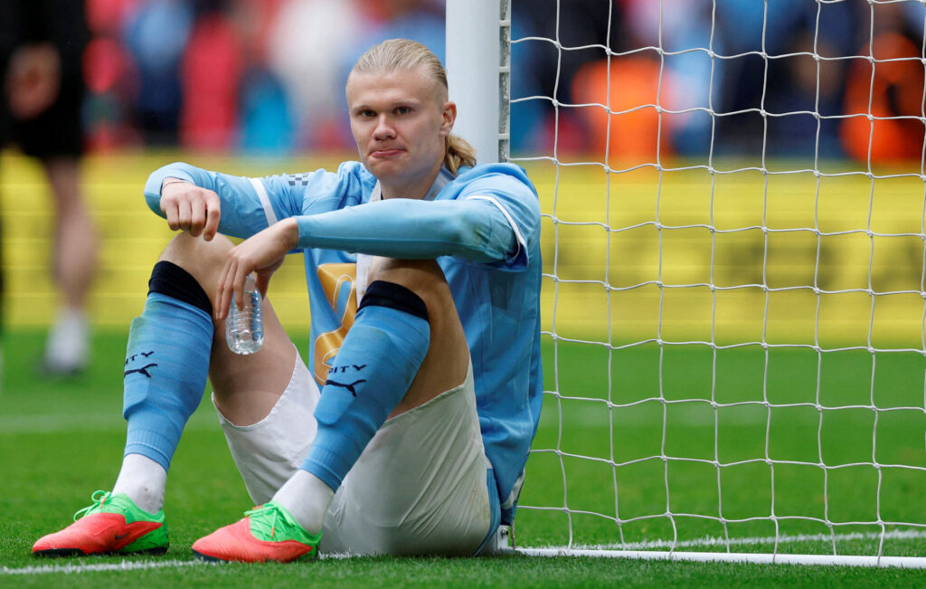 Erling Haaland sidder ned.