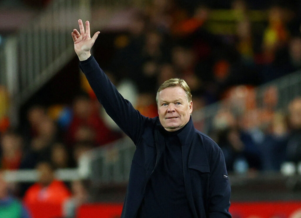 Den hollandske landstræner, Ronald Koeman vifter med armen under en landskamp mellem Holland og Spanien