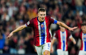 Martin ØDegaard fejrer et mål for Norge.