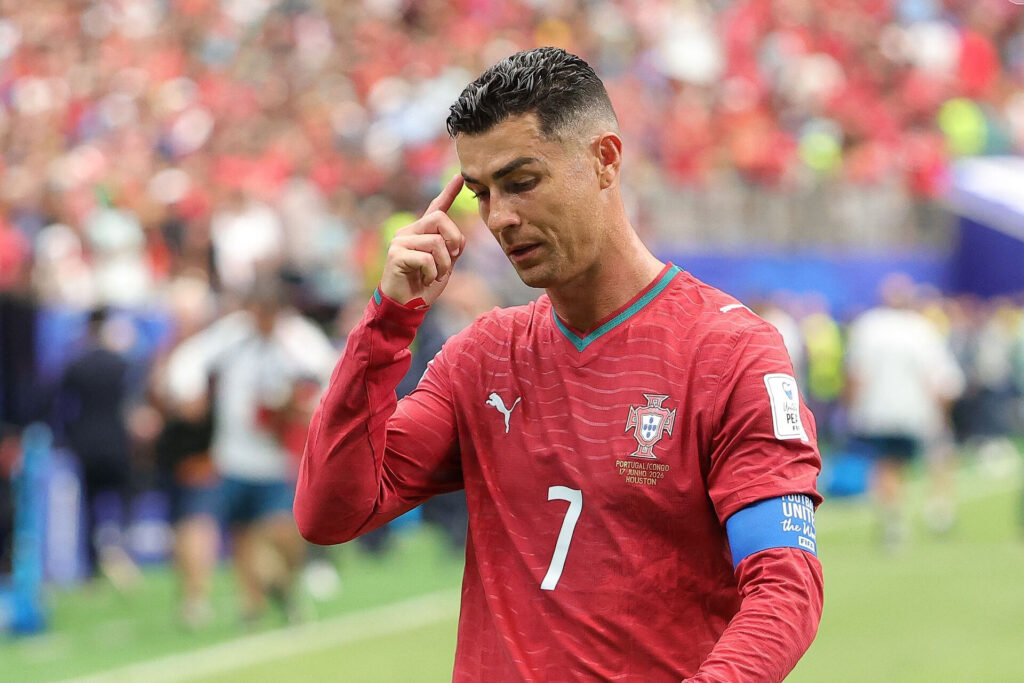 Cristiano Ronaldo på vej fra banen til VM.