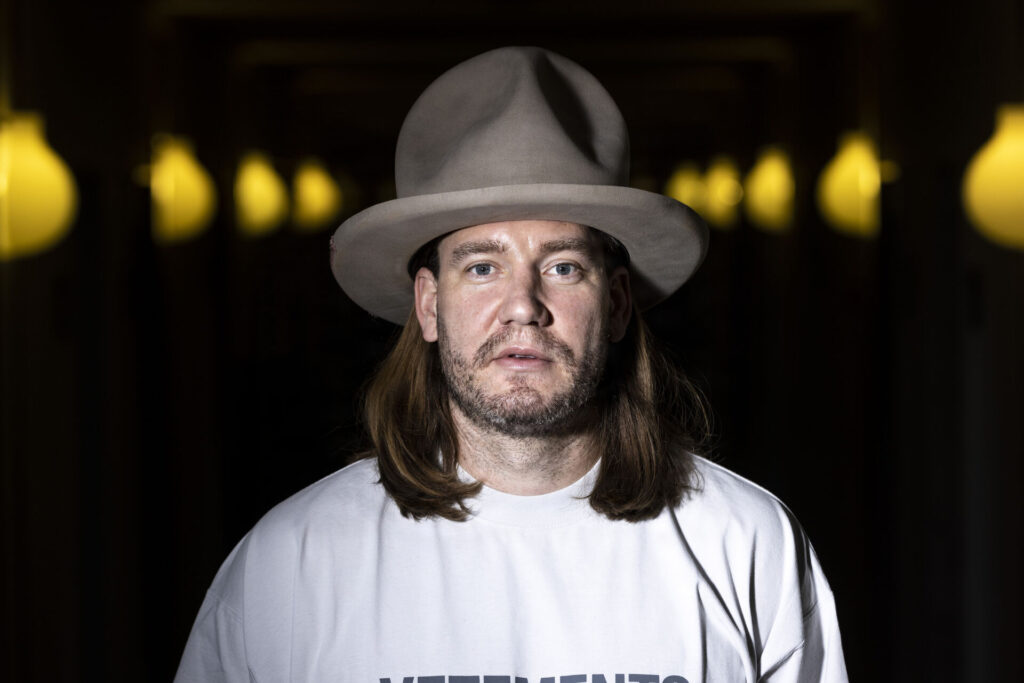 Nicklas Bendtner med en sjov hat på :)
