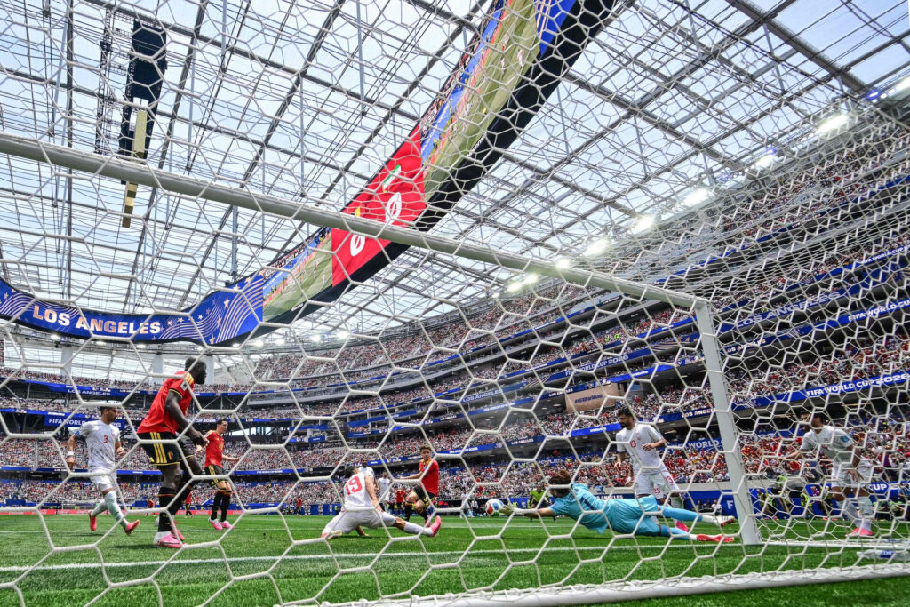Irans målmand Alireza Beiranvand laver en utroligt redning.