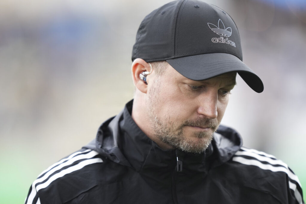 Jacob Neestrup kigger ned.