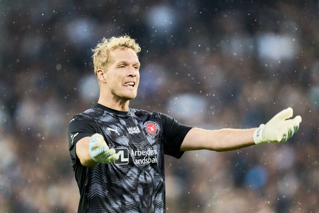 Jonas Lössl slår ud med armene.