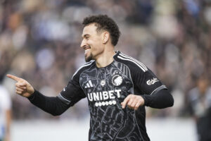 Jordan Larsson peger.
