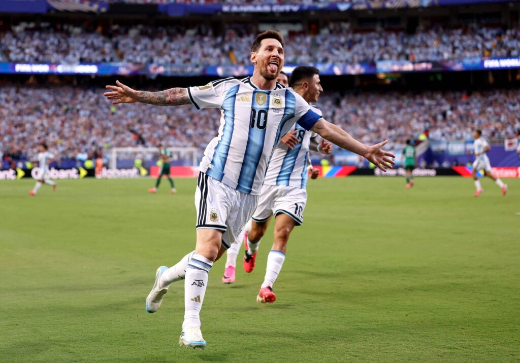 Lionel Messi jubler ved VM.