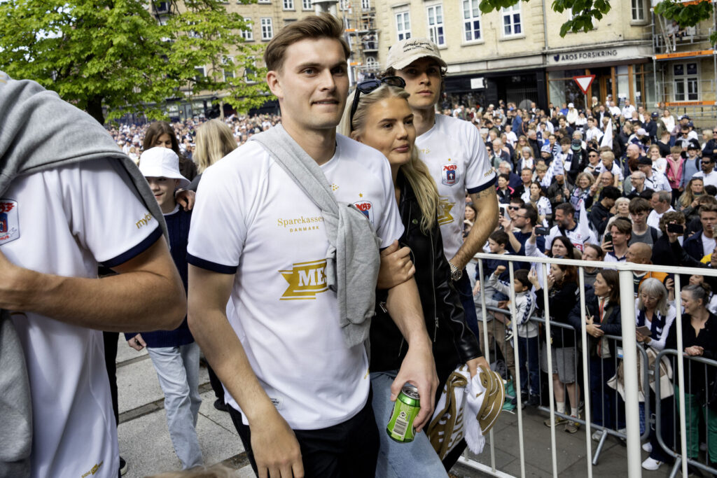 Mads Hedenstad med en øl i hånden.