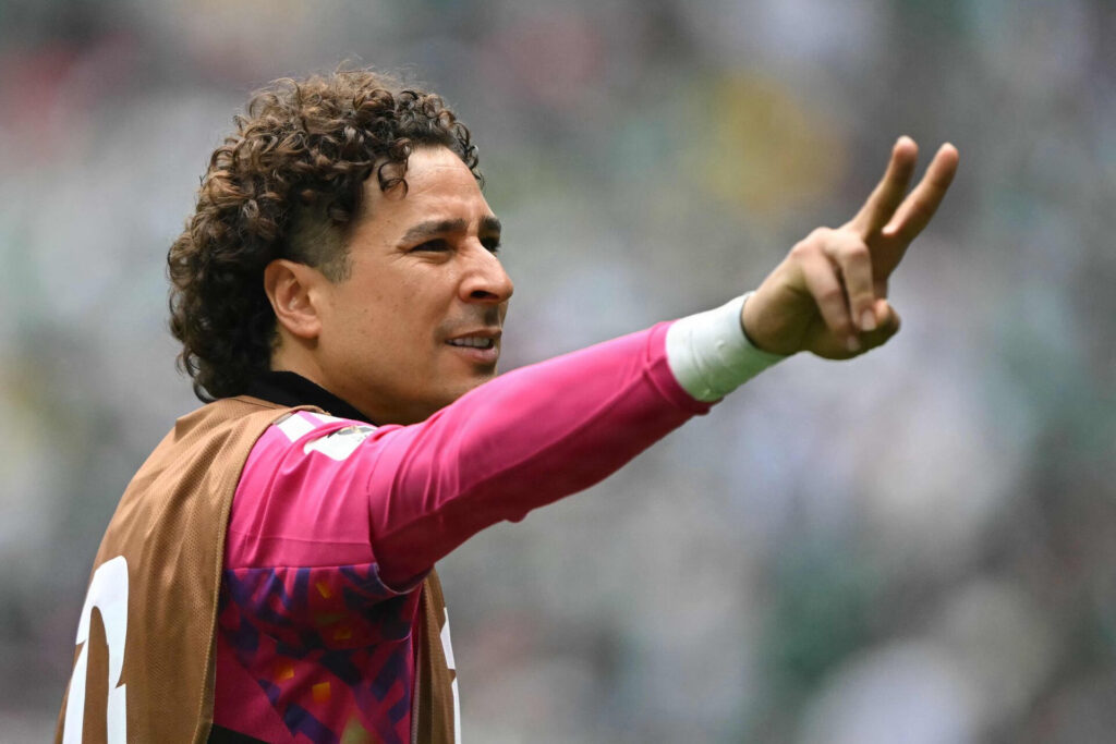 Guillermo Ochoa laver peace-tegnet.