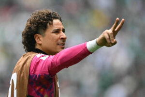 Guillermo Ochoa laver peace-tegnet.