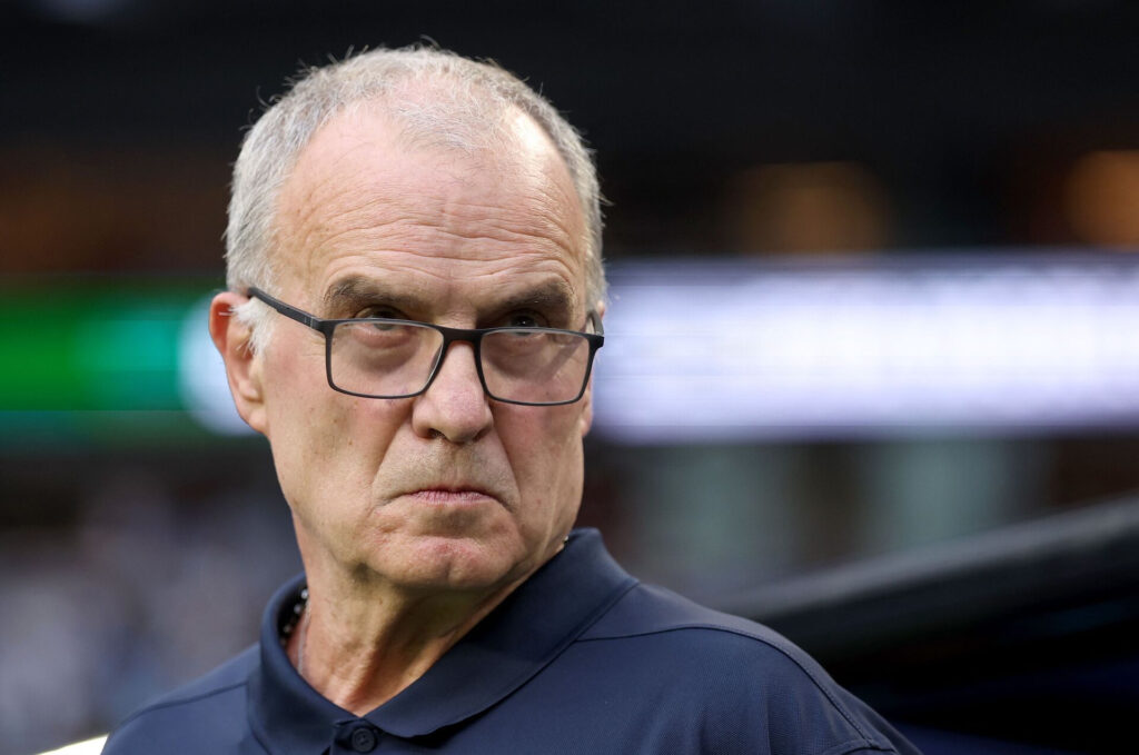 Marcelo Bielsa kigger.