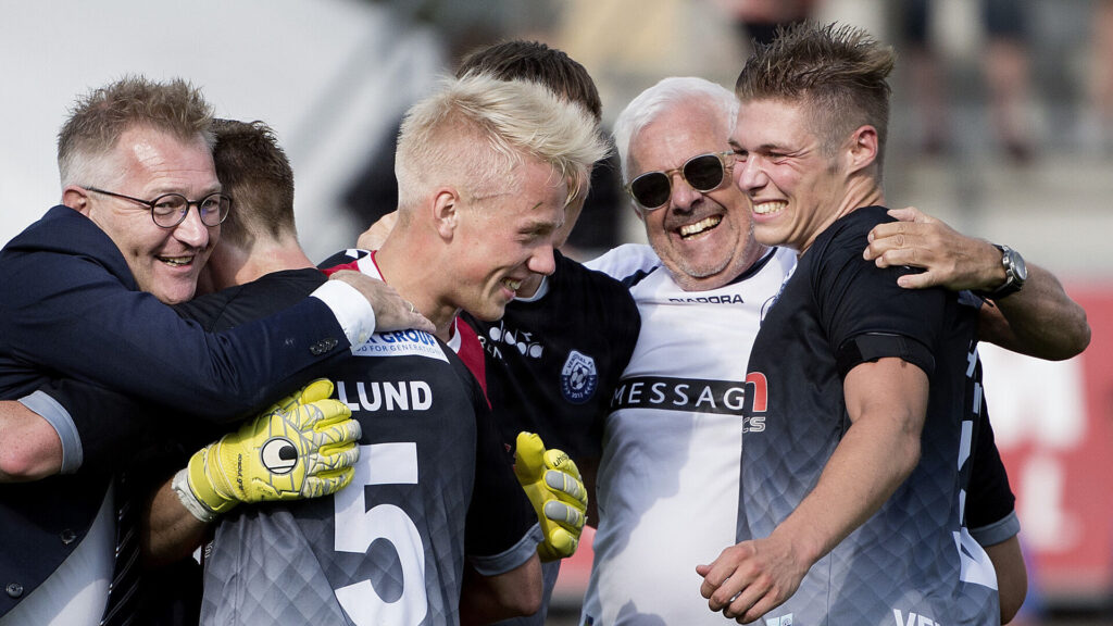 Jakob Hjorth jubler med sine holdkammerater i Vendsyssel FF.