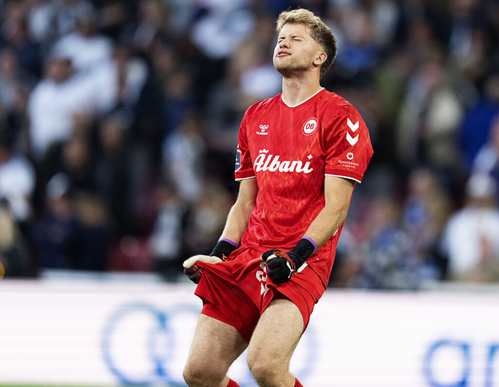 Theo Sander river sig selv i shortsene.