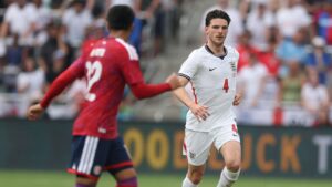 Declan Rice løber med bolden