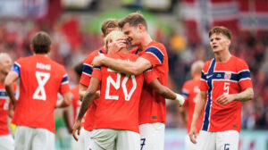 Alexander Sørloth krammer Antonio Nusa