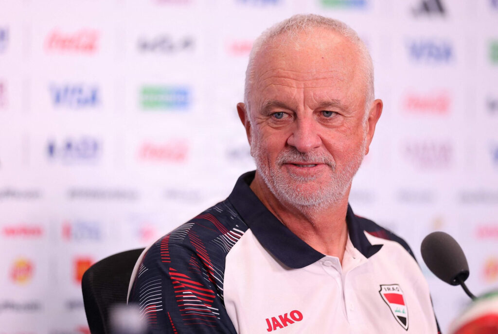 Graham Arnold på et pressemøde.