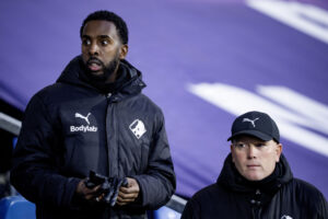 Fatah Abdirahman på sidelinjen for Randers FC.