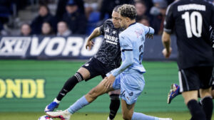 Sabil Hansen i duel med Robert fra FCK