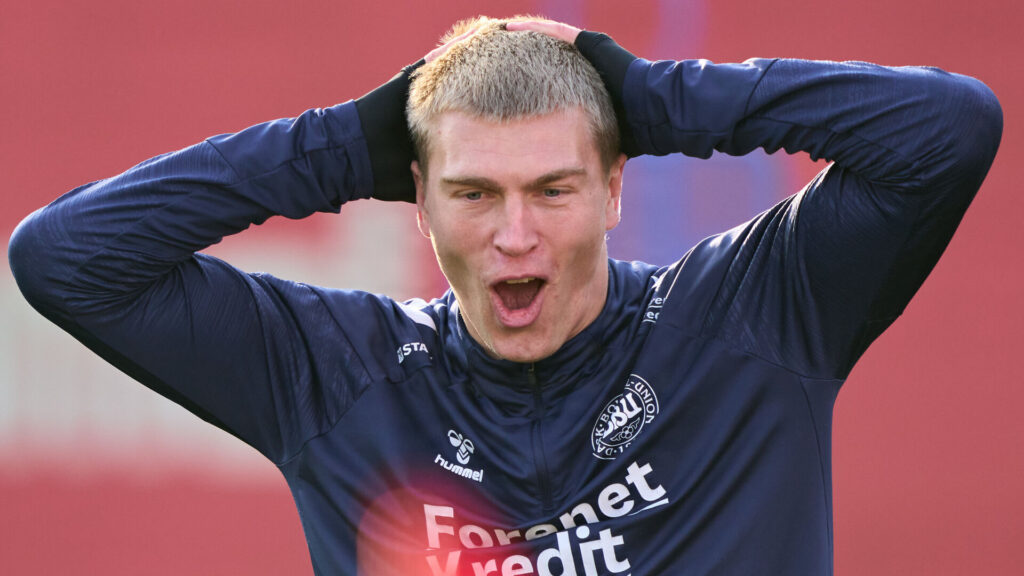 Rasmus Nissen Kristensen med to hænder på hovedet og åben mund.