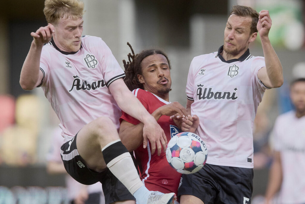 Nicolas Bürgy i aktion for OB mod Silkeborg IF.