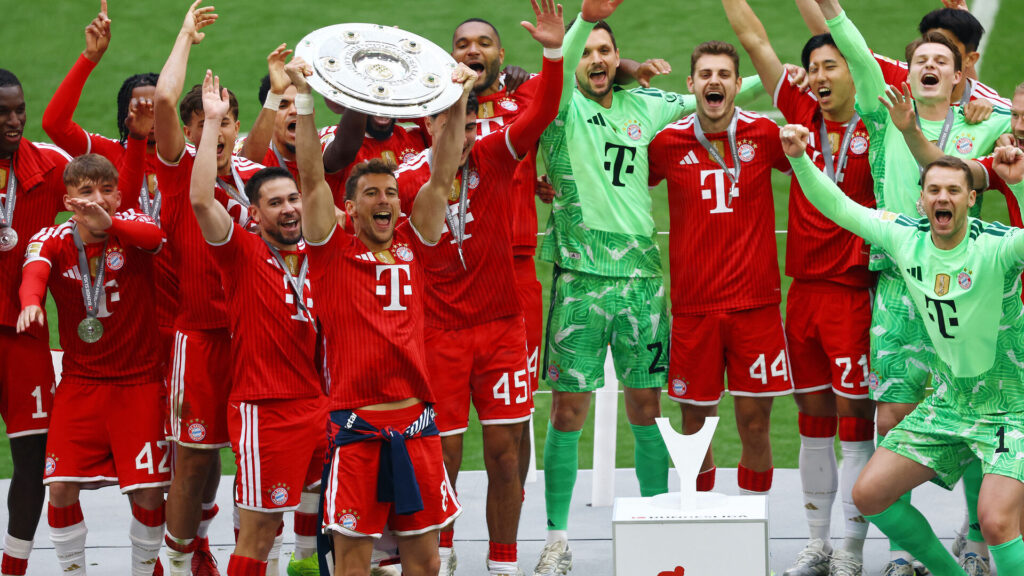 Leon Goretzka løfter det tyske trofæ