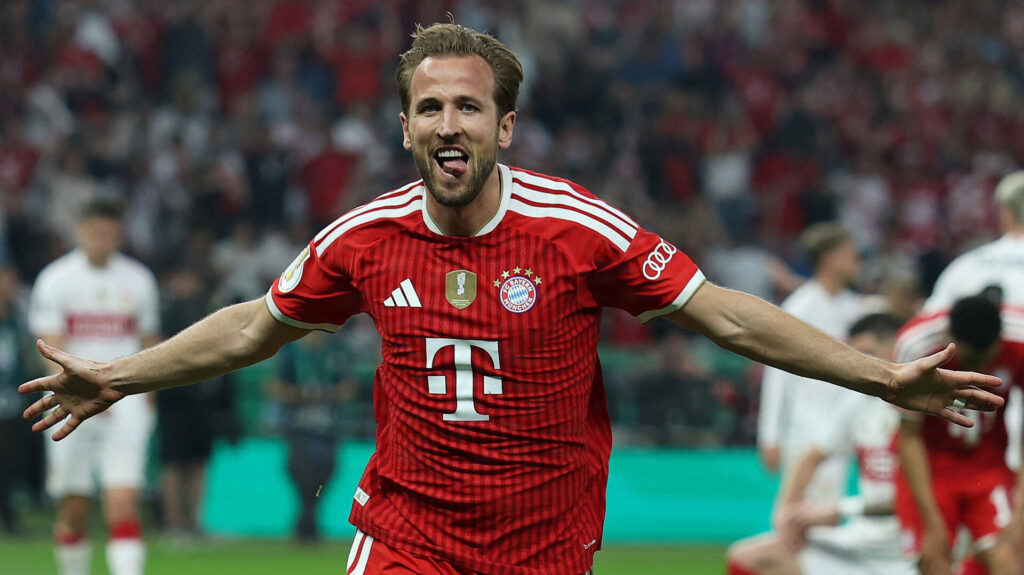Harry Kane med tungen ud af munden og armene ud til siden.