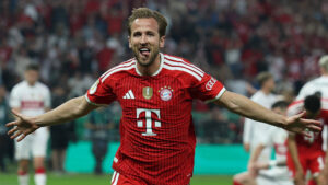Harry Kane med tungen ud af munden og armene ud til siden.
