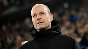 Jess Thorup på sidelinjen til en Augsburg-kamp.