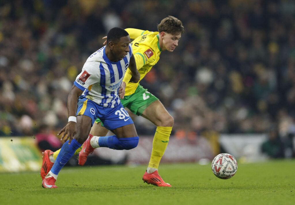 Oscar Schwartau i duel med en Brighton-spiller.
