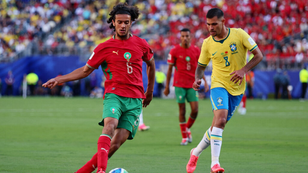 Ayyoub Bouaddi dribler med bolden.