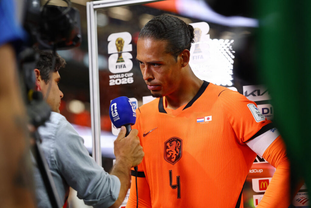Virgil van Dijk bliver interviewet.