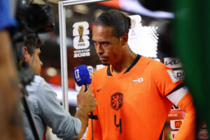 Virgil van Dijk bliver interviewet.