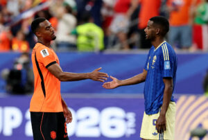 Alexander Isak og Ryan Gravenbach giver hinanden hånden i opgøret mellem Holland og Sverige ved VM den 20. juni 2026