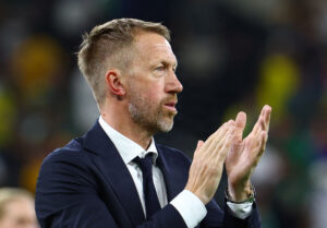 Graham Potter klapper efter Sveriges sejr.
