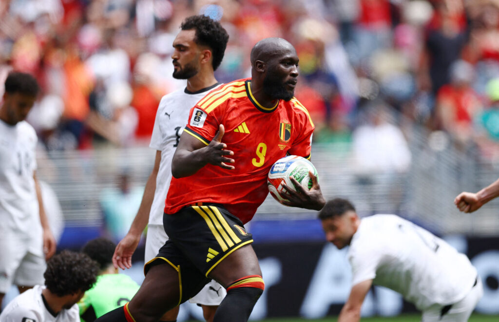 Romelu Lukaku har bolden i hænderne.