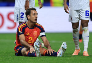 Mikel Oyarzabal sidder på græsset.