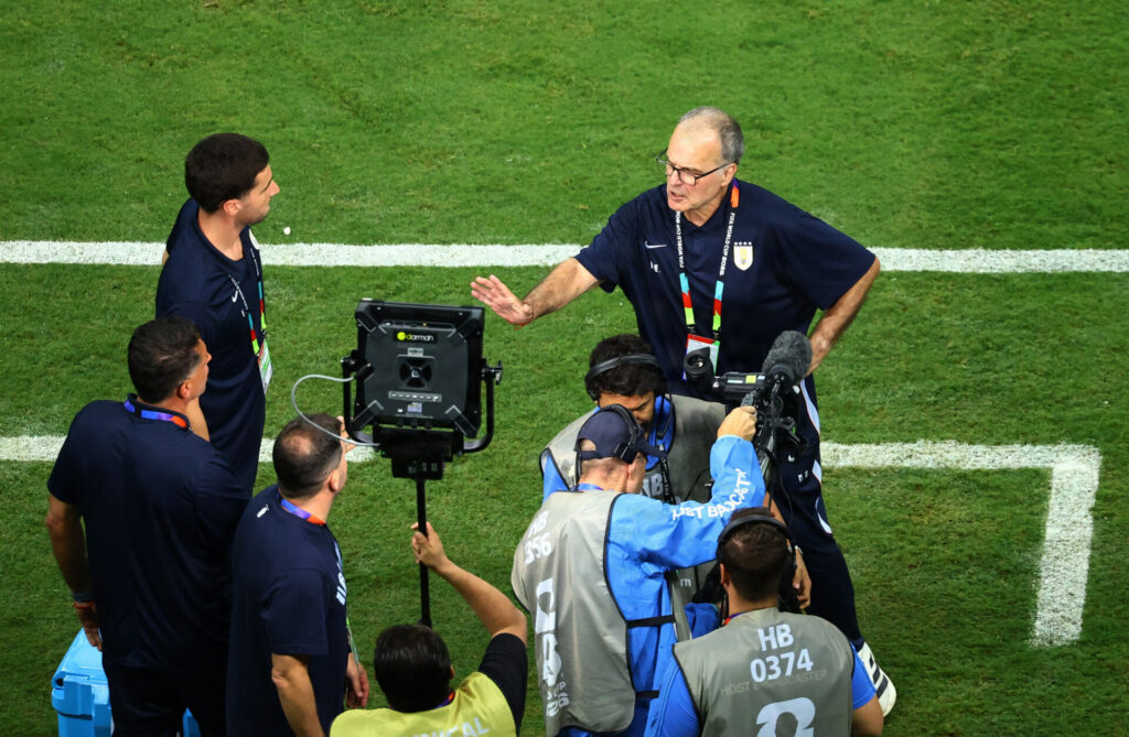 Marcelo Bielsa står med den ene hånd på hoften.
