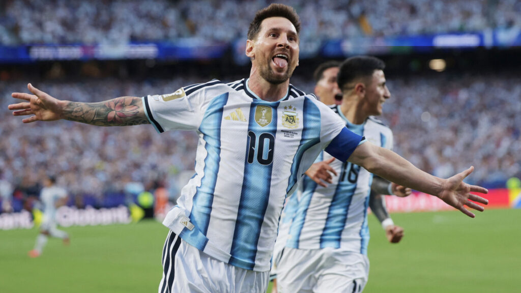 Lionel Messi jubler efter scoring.