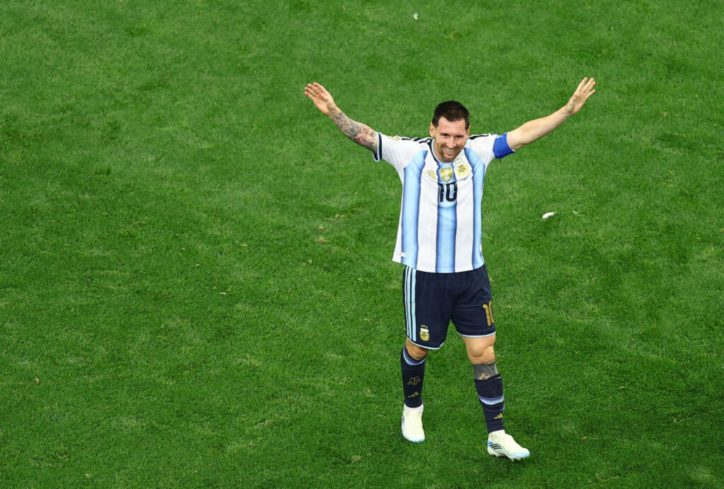 Lionel Messi slår ud med armene.