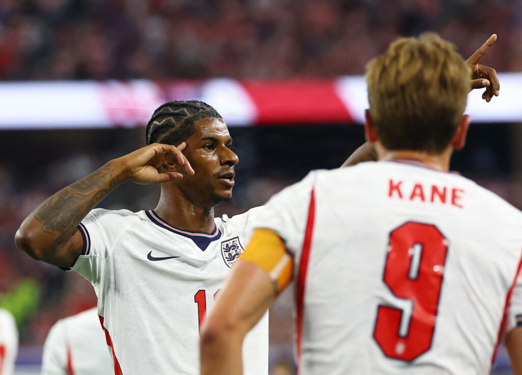 Marcus Rashford laver sin signaturjubelscene og peger på tindingen.